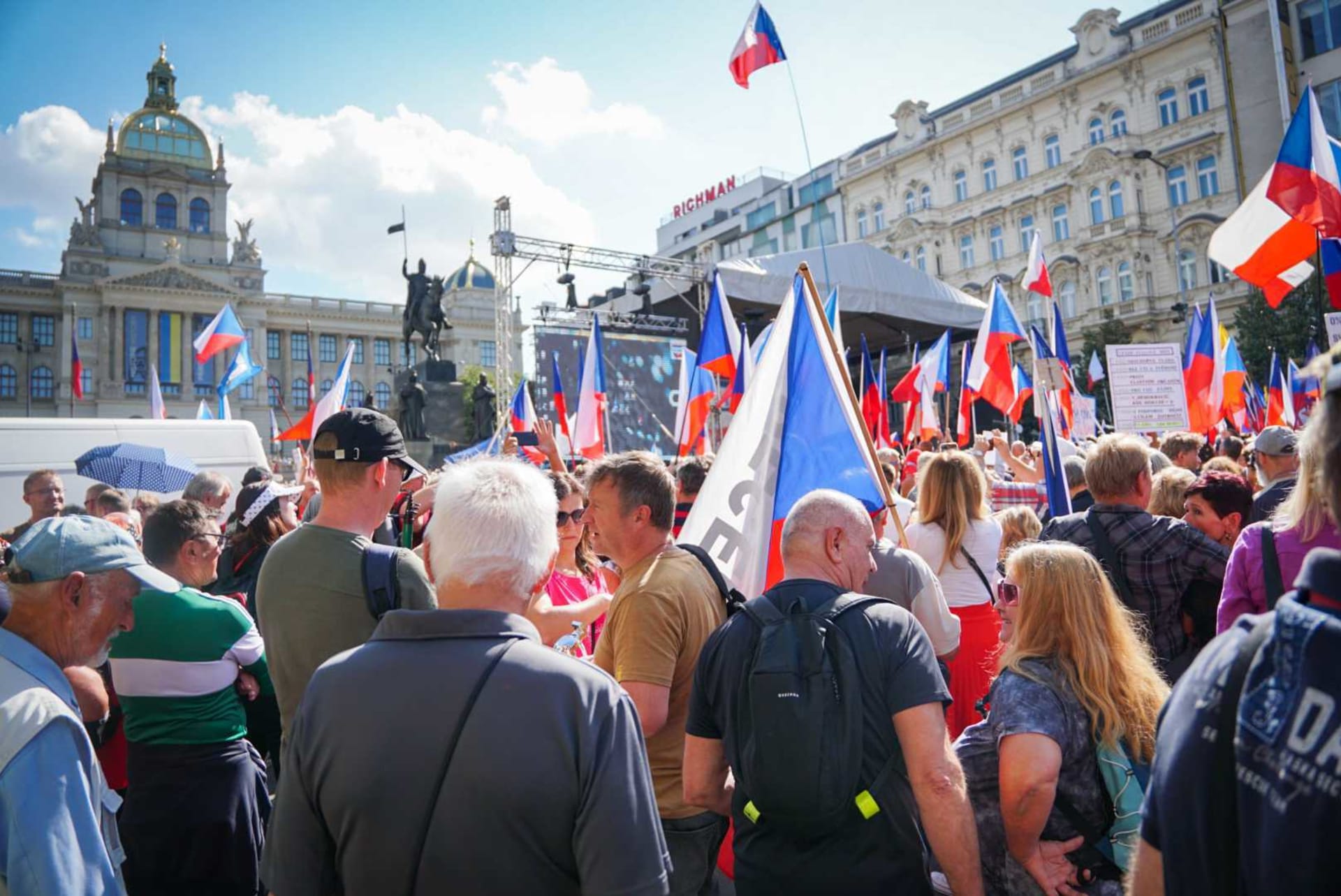 Na Václavské náměstí zavítaly desítky tisíc lidí (16. 9. 2023).