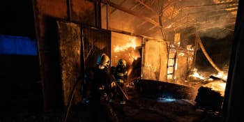Rozsáhlý požár na Olomoucku. Vzplála hala na výrobu pilin, zasahuje několik jednotek hasičů