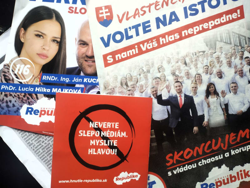 Slovenská extremistická strana Republika se zrodila z Kotlebovců. Symboly klerofašistického slovenského válečného státu byly vyměněny za bílé košile. Na snímku volební materiály Republiky