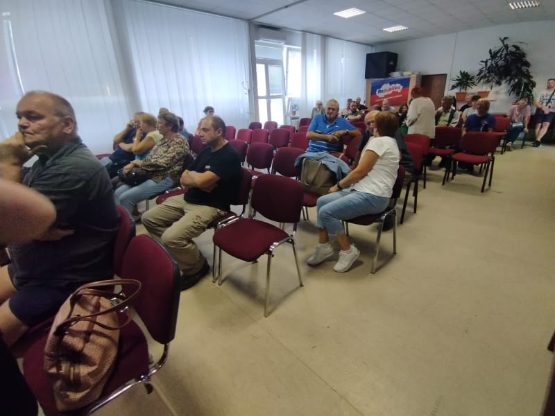 Slovenská extremistická strana Republika uspořádala mítink v omšelé komunistické sportovní hale v Trenčíně, přišlo sotva 50 příznivců.