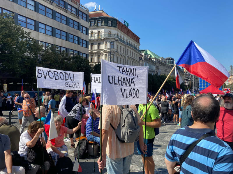 Protestující jsou vybaveni transparenty s protivládními, protiukrajinskými či protizápadními hesly (16. 9. 2023).