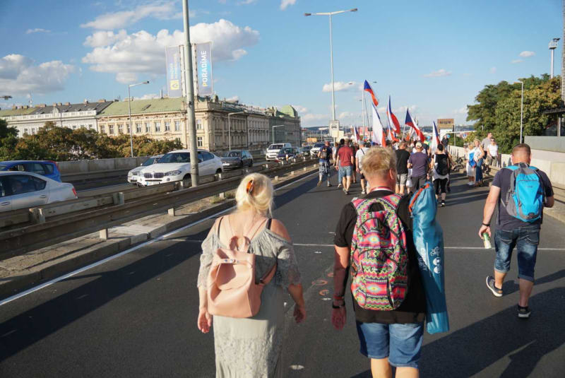 Mnozí účastníci demonstrace opouštějí akci po Severojižní magistrále (16. 9. 2023).