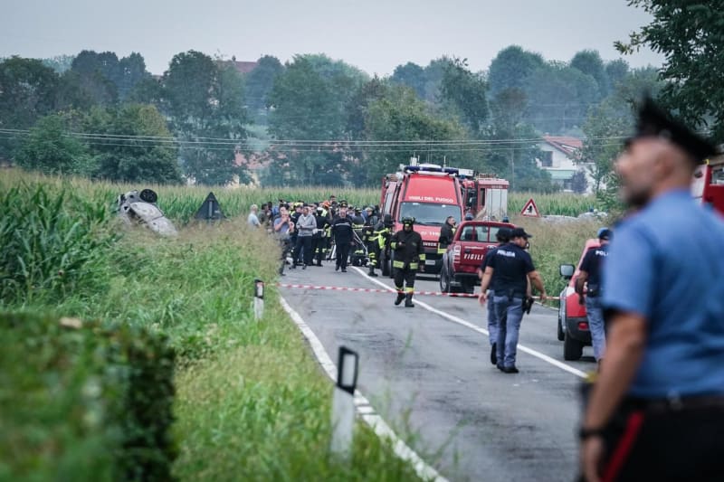 Pětiletá dívka zemřela u italského Turína poté, co se v blízkosti automobilu její rodiny zřítil letoun akrobatické skupiny italského letectva.