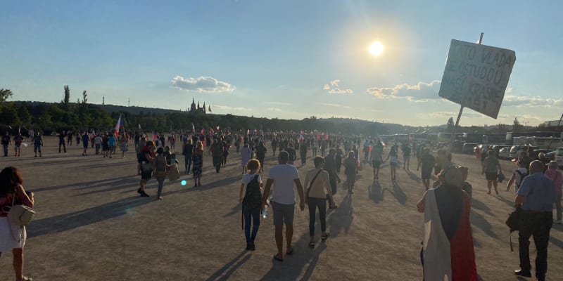Okolo několika tisíc lidí se schází na Letenské pláni (16. 9. 2023).