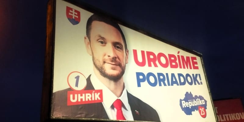 Billboard slovenské extremistické strany Republika. Uhrík je předsedou Partaje, vyučil se u Kotlebovců.