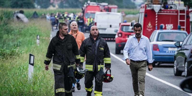 Pětiletá dívka zemřela u italského Turína poté, co se v blízkosti automobilu její rodiny zřítil letoun akrobatické skupiny italského letectva.