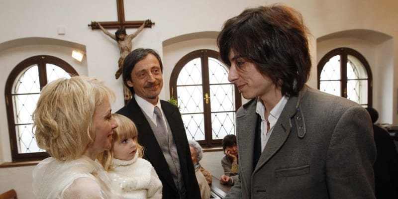 Matěj Stropnický na svatbě svého otce Martina Stropnického s herečkou Veronikou Žilkovou. 