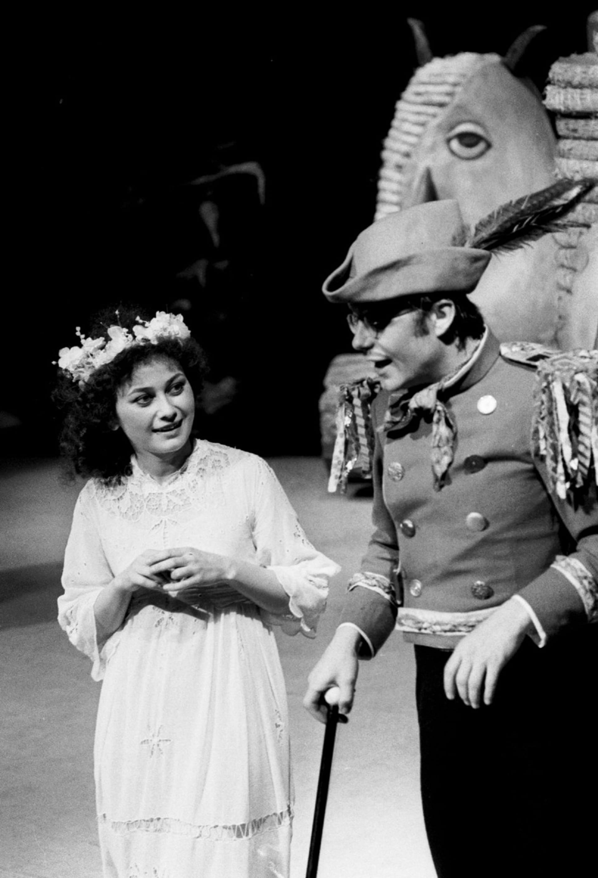 Jana Boušková se svým prvním manželem Petrem Svojtkou na scéně Národního divadla v inscenaci Hrátky s čertem