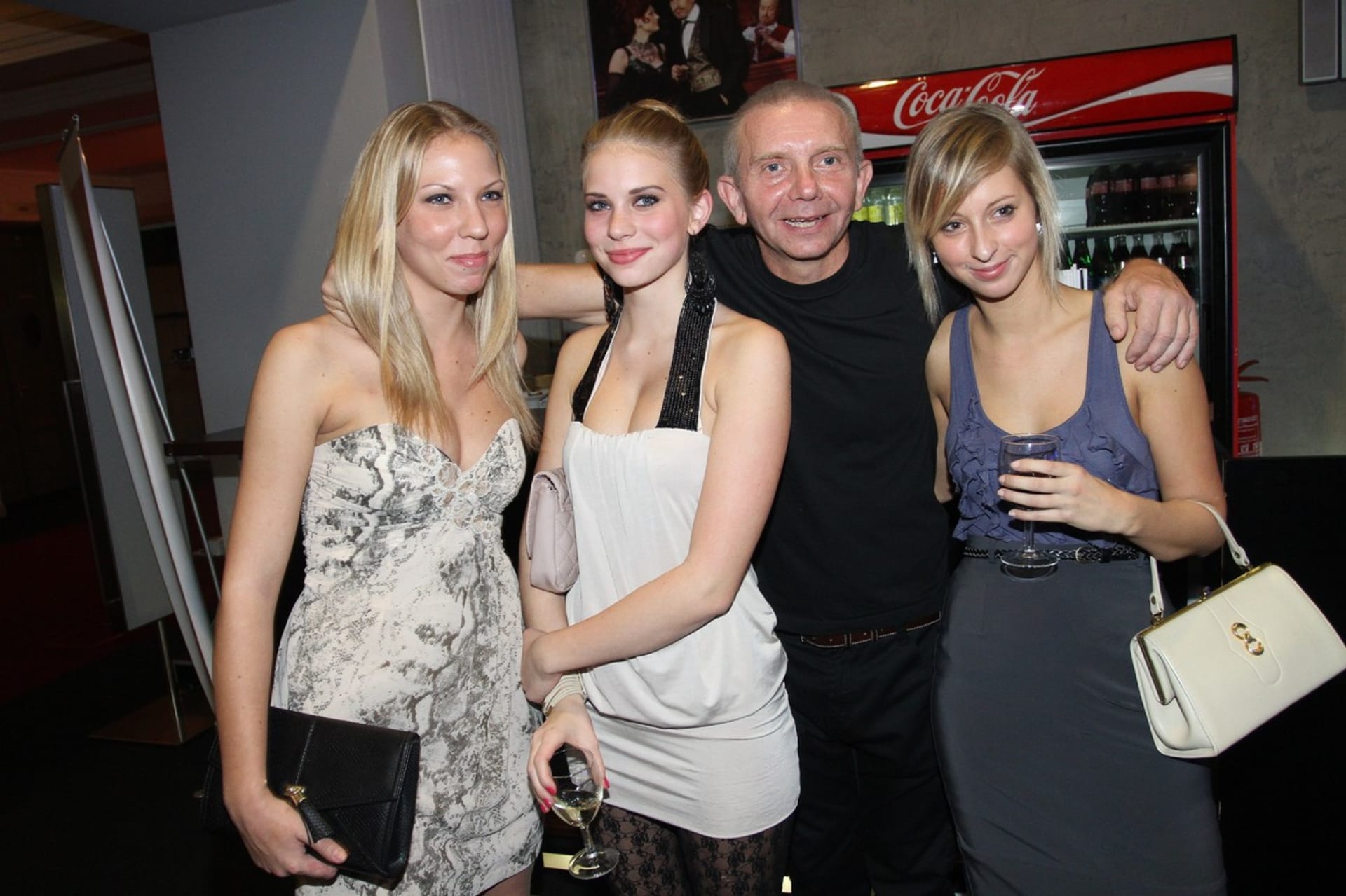 Miroslav Vladyka před lety fotografům ochotně zapózoval s krásnými ženami, o kterých tvrdil, že jsou jeho dcery.