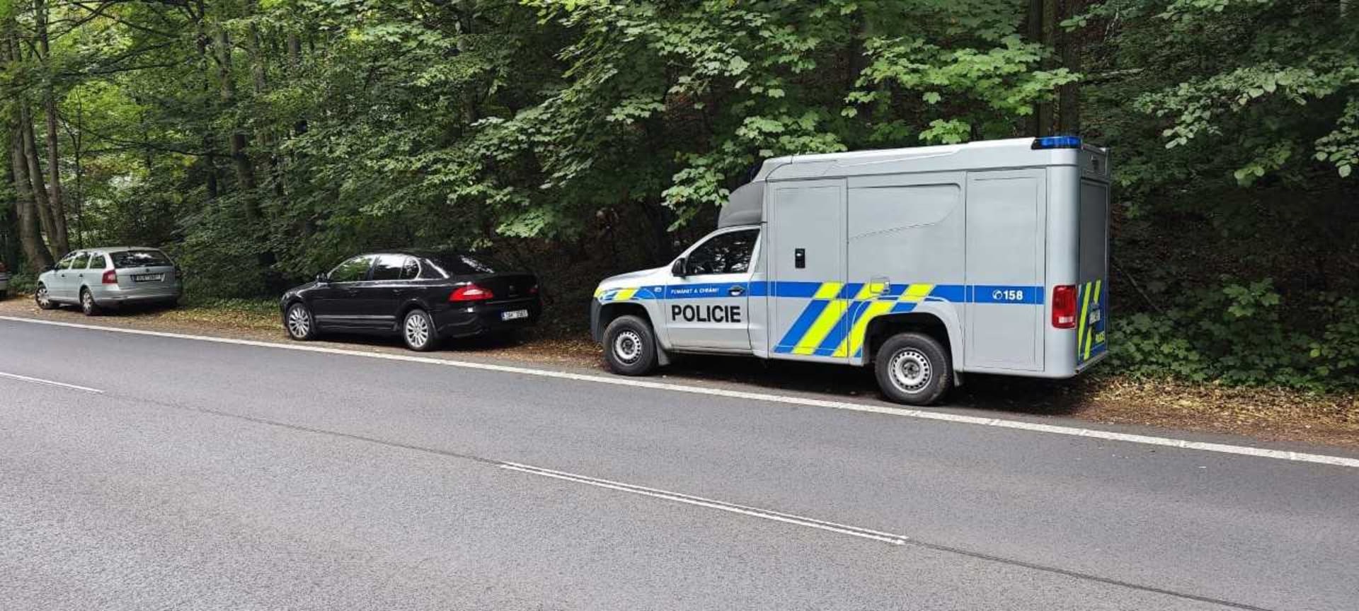 Policisté na místě nálezu mrtvého člověka v Hřensku (18. 9. 2023)