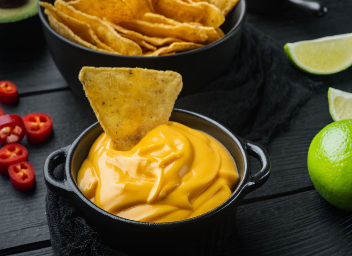 Rychlá a snadná sýrová omáčka k nachos