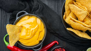 Rychlá a snadná sýrová omáčka k nachos 