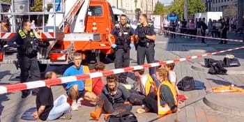 Aktivisté zablokovali dopravu v Berlíně. Rozzlobený řidič je skropil pepřovým sprejem