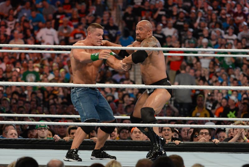 Dwayne Johnson a John Cena ve wrestlingovém ringu