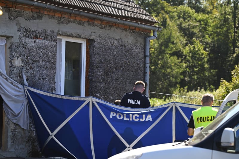 Policie pátrá po dalších mrtvolách na pozemcích domu.