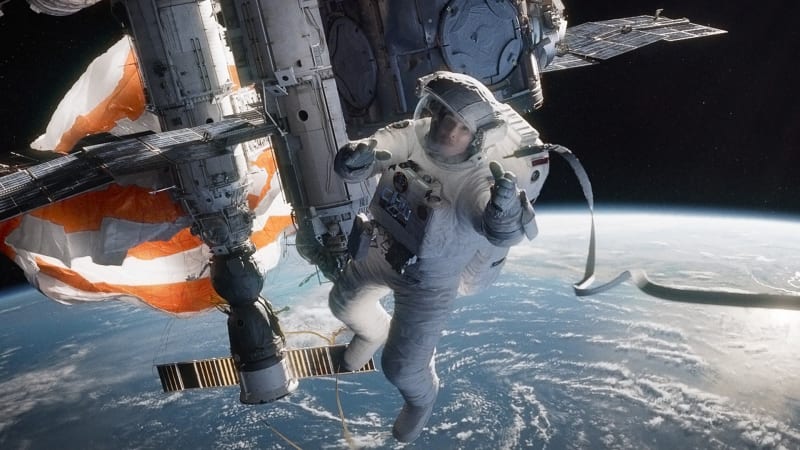 Co by se stalo, kdyby člověk vyskočil do vesmíru z ISS? Rychlost 12krát vyšší než stíhačka je jen začátek