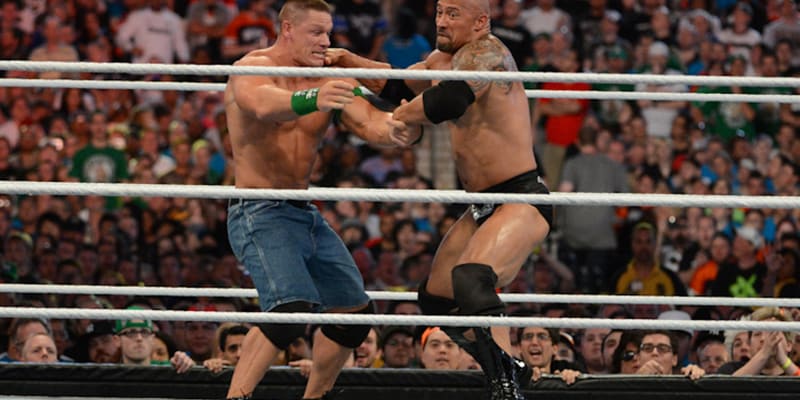 Dwayne Johnson a John Cena ve wrestlingovém ringu