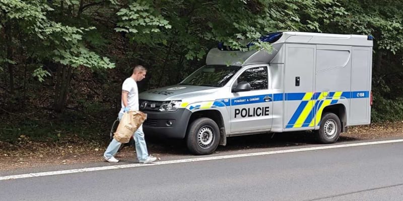 Policisté na místě nálezu mrtvého člověka v Hřensku (18. 9. 2023)