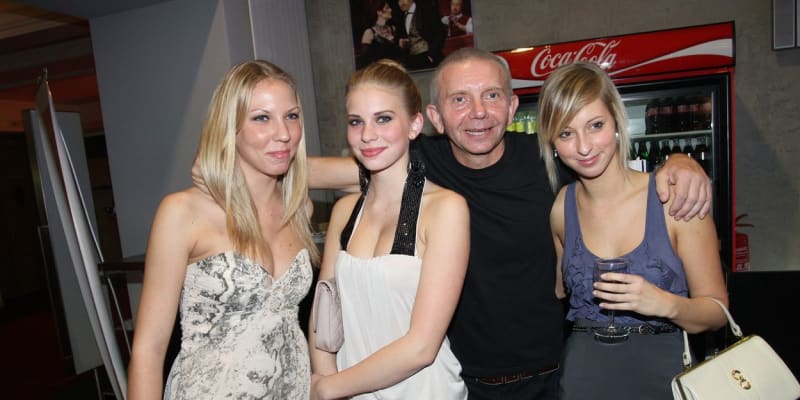 Miroslav Vladyka před lety fotografům ochotně zapózoval s krásnými ženami, o kterých tvrdil, že jsou jeho dcery.