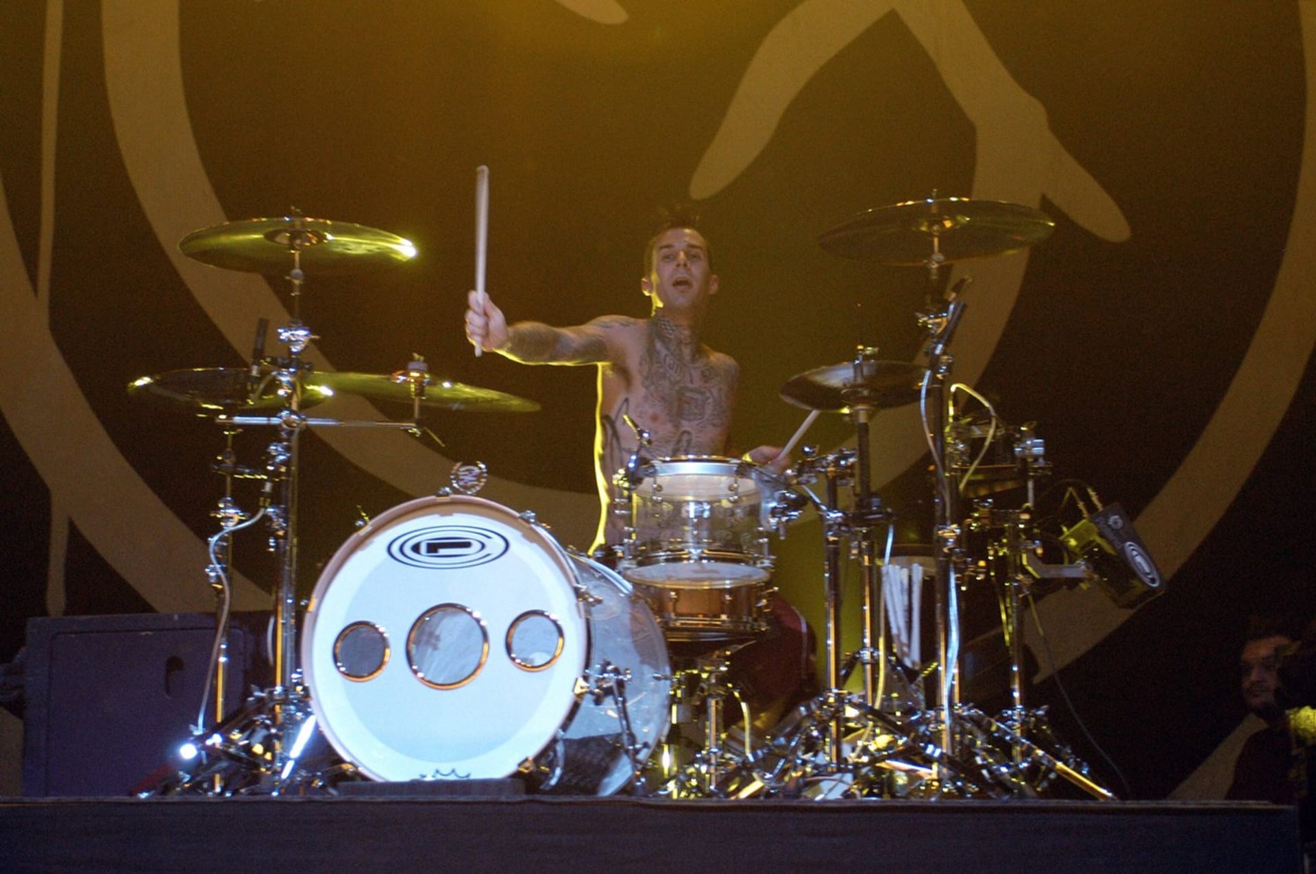 Bubeníkem kapely je Travis Barker, který přežil tragickou leteckou havárii.