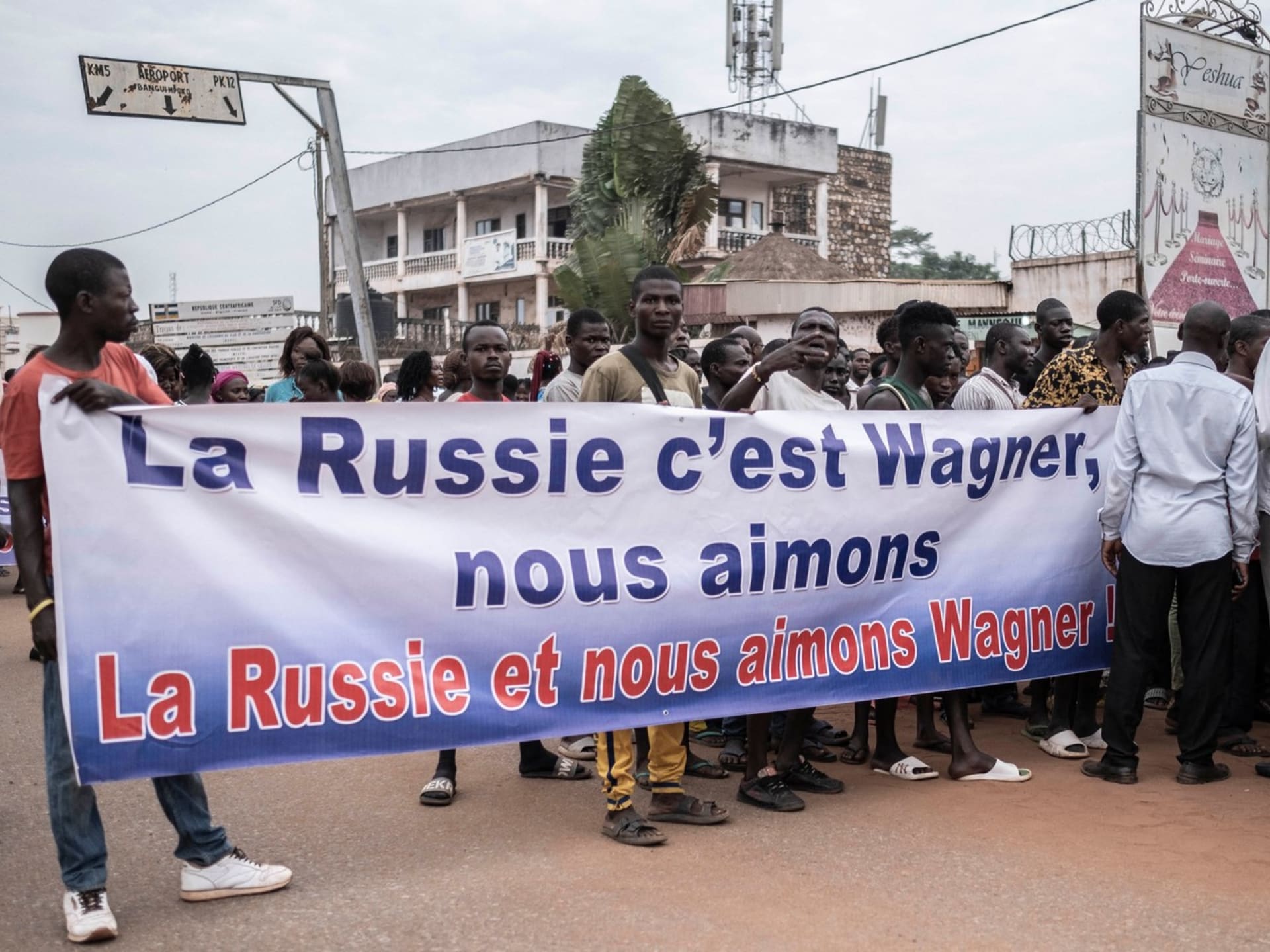 Rusové a vagnerovci jsou ve Středoafrické republice silně zakořenění. Podle všeho i populární
