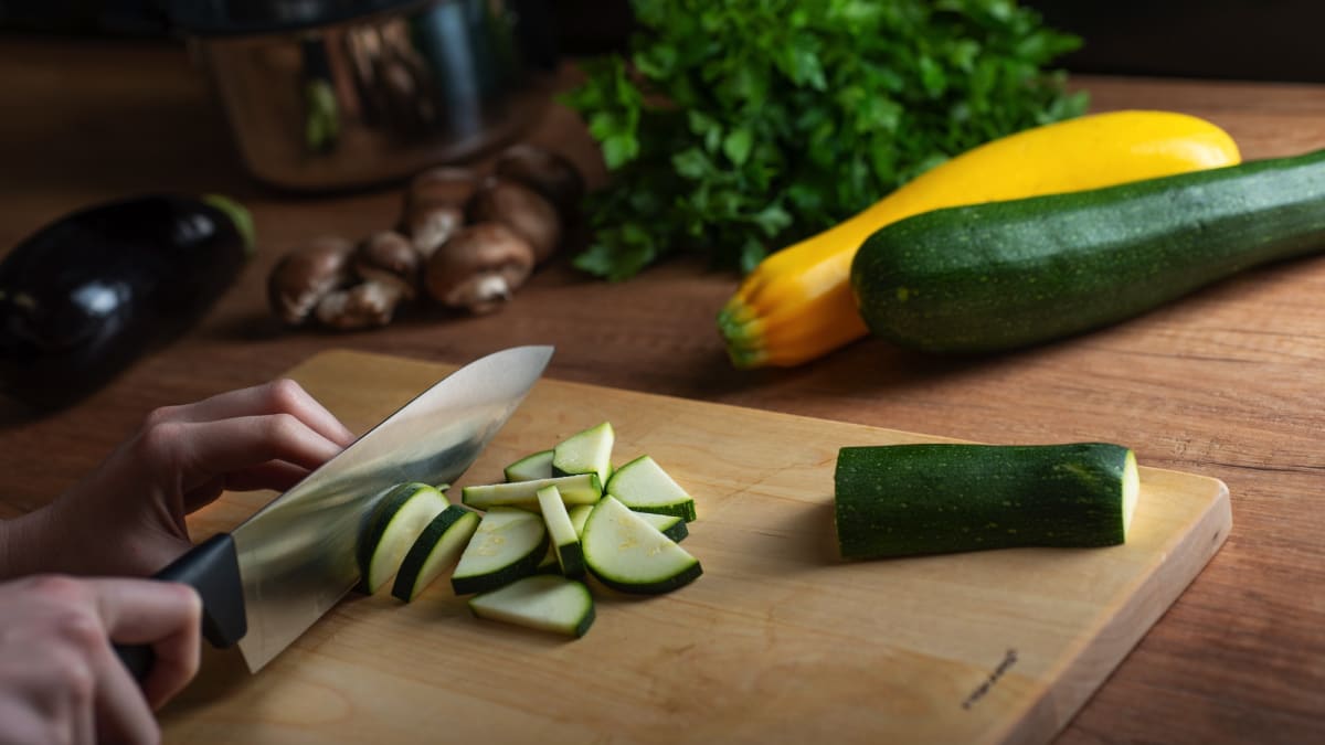 Kuchařský nůž je univerzální nástroj, který při přípravě pokrmů budete mít v ruce nejčastěji.