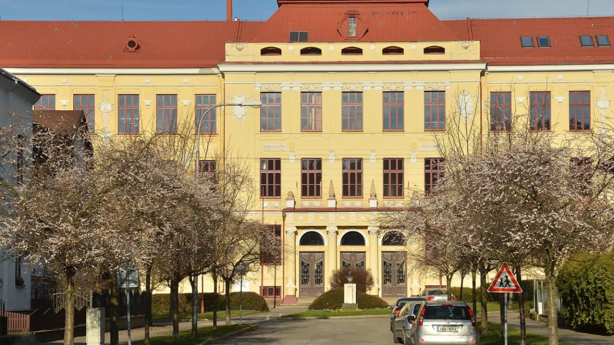 V budově boskovického gymnázia měl vypadnout žák z druhého patra. Na místě jsou i kriminalisté.
