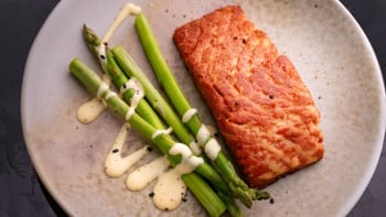 Rakouský technologický start-up uvedl na trh světově první veganský filet lososa vyrobený na 3D tiskárně 
