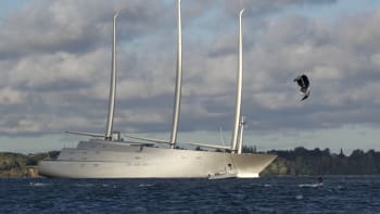 Bazén i ponorka na palubě. Největší jachta světa už rok stojí v Terstu, ruský oligarcha zuří