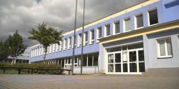 Strach na škole v Plzni: Učí tu žena odsouzená za napadení. Na děti je hrubá, zlobí se rodiče