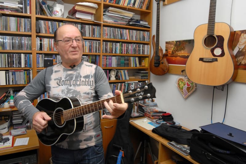 Legendární hudebník Petr Janda našel vysněný domov poblíž Jevan ve středních Čechách.