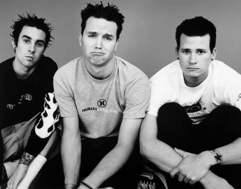Členové kapely Blink 182 Tom Delonge, Travis Barker a Mark Hoppus v roce 1999