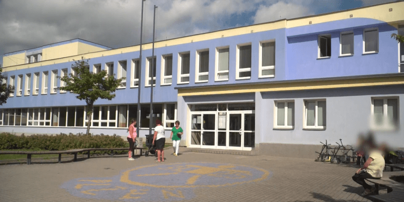 V Plzni na základní škole učí žena odsouzená za stalking a fyzické napadení.