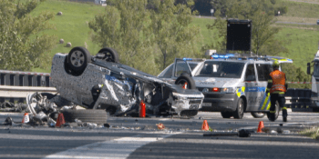 Smrtelná nehoda na Liberecku: Předjíždějící řidič zemřel po srážce s testovacím vozem