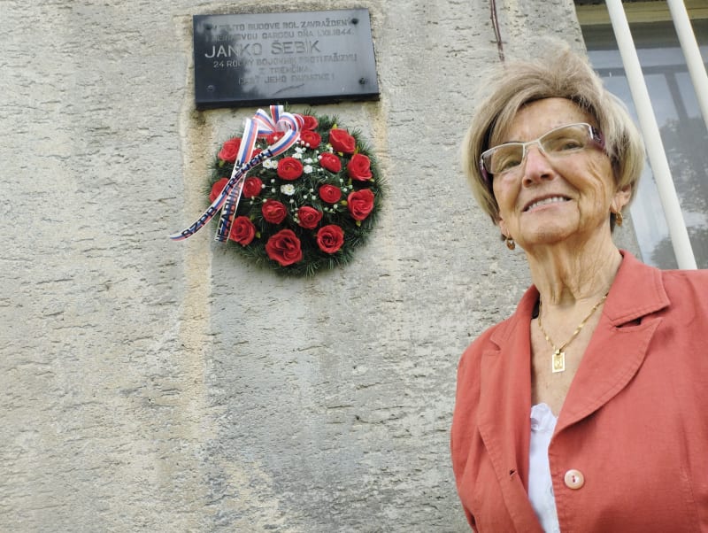 Sokolové vždycky bojovali za demokracii a svobodu, připomíná 84letá sokolka Olga Samáková u pamětní desky oběti Hlinkových gard z éry válečného Slovenska.