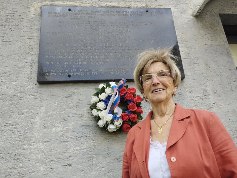 Sokolové vždycky bojovali za demokracii a svobodu, připomíná 84letá sokolka Olga Samáková u pamětní desky obětí z řad Sokola v éře válečného Slovenského státu.