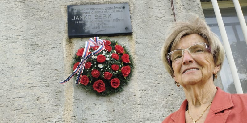 Sokolové vždycky bojovali za demokracii a svobodu, připomíná 84letá sokolka Olga Samáková u pamětní desky oběti Hlinkových gard z éry válečného Slovenska.