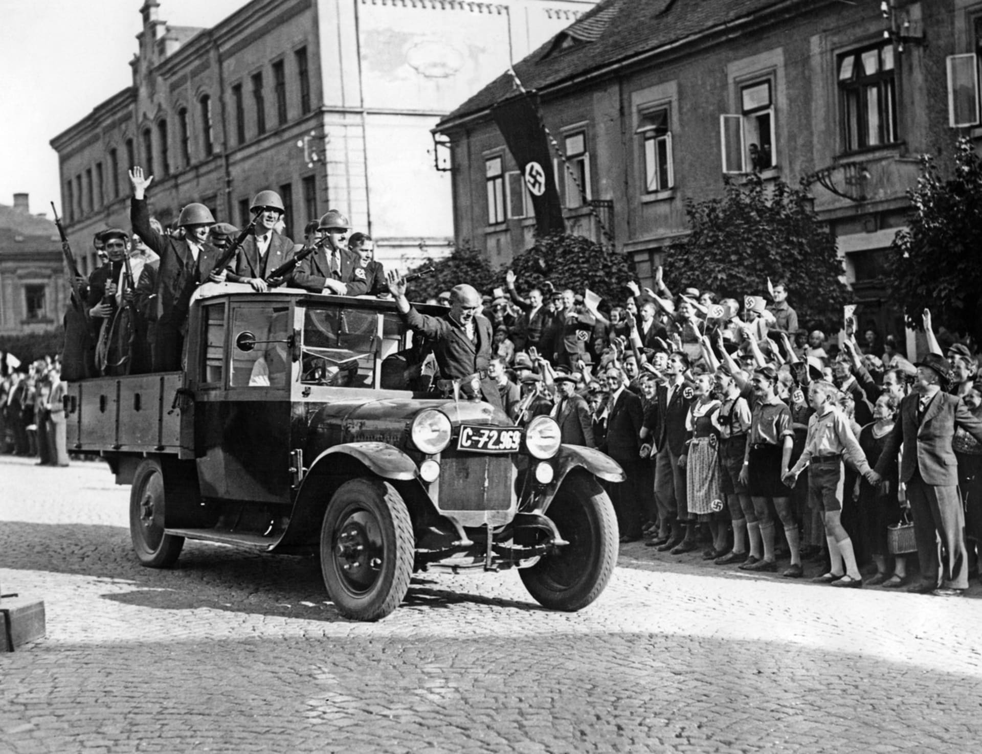 Sudetští ordneři v největším městě Šluknovského výběžku Varnsdorfu s helmami a zbraněmi zanechanými na místě ustupující československou armádou