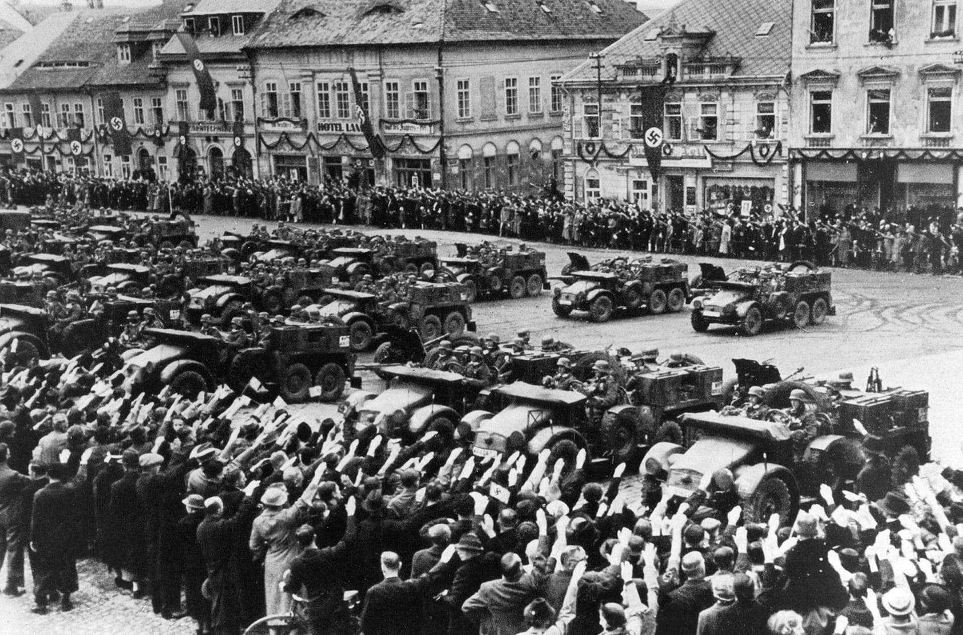 Německá armáda na náměstí ve Šluknově 2. října 1938