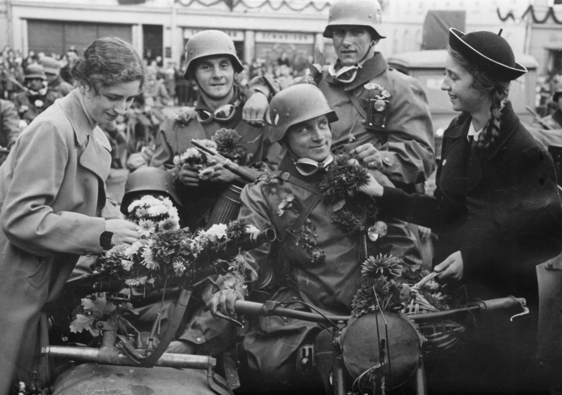 Už 2. října 1938 vítali obyvatelé Sudet německou armádu 