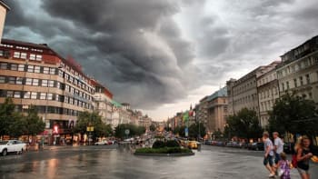 VÝSTRAHA: Českem se proženou velmi silné bouře. Hrozí krupobití a přívalové povodně