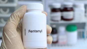 Fentanyl už zabíjí v Česku. Nebezpečná droga je padesátkrát silnější než heroin