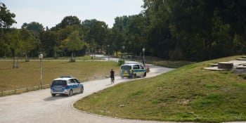 Migranti znásilnili ženu před zraky zbitého přítele. V Německu přitom žijí nelegálně už roky