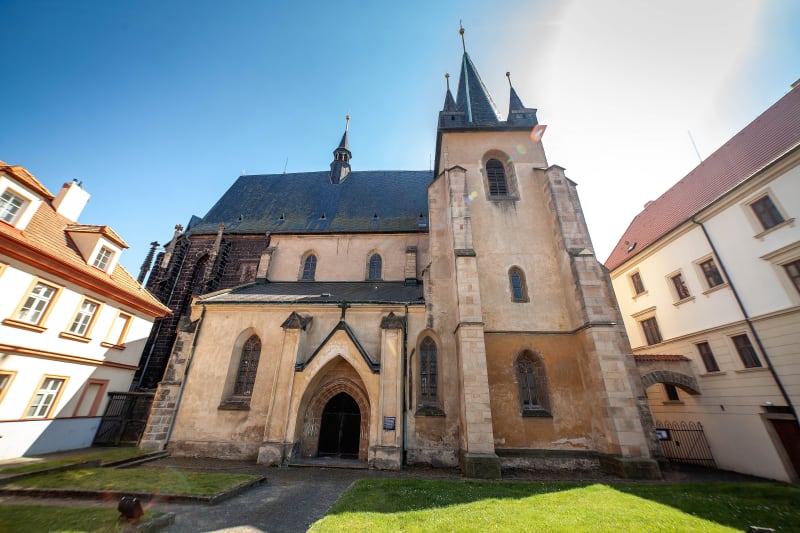 Královské město Slaný: Nejvýznamnější sakrální gotickou památkou je Kostel sv. Gotharda.  Jeho základy zpevňují zbytky původního městského opevnění ze 14. století., jehož součástí je také zachovalá Velvarská brána.