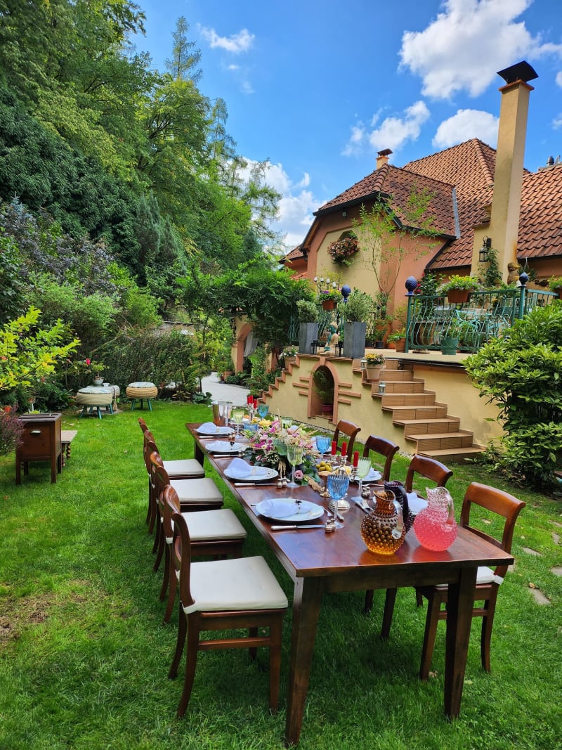 U domu se nachází velká zahrada, na které Osmany s partnerem rád hostí svoje přátele