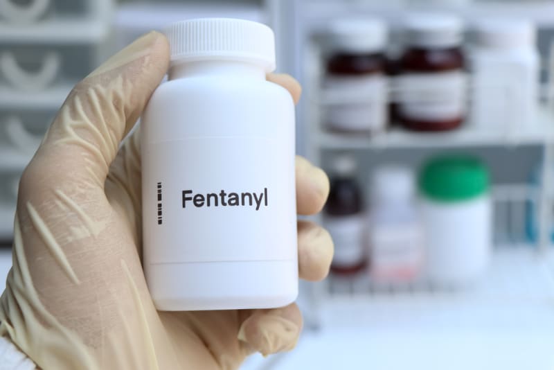 Syntetický opioid fentanyl zabíjel už i v Česku.