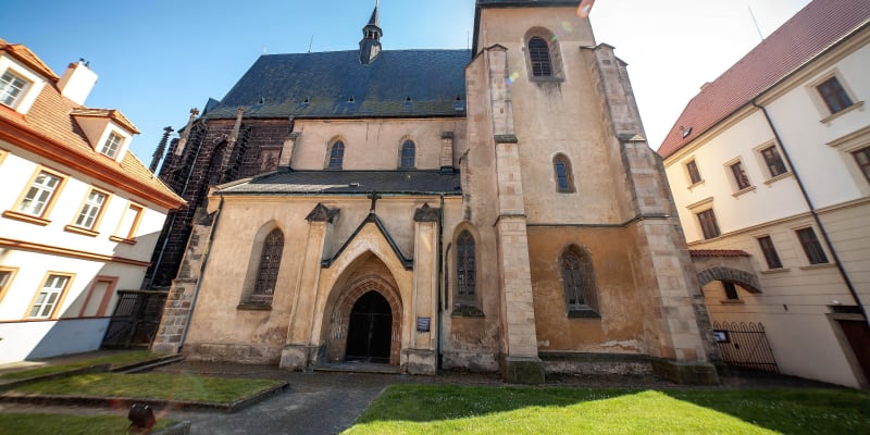 Královské město Slaný: Nejvýznamnější sakrální gotickou památkou je Kostel sv. Gotharda.  Jeho základy zpevňují zbytky původního městského opevnění ze 14. století., jehož součástí je také zachovalá Velvarská brána.