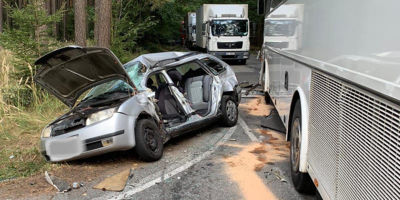 Řidič osobního auta po srážce zemřel (21. 9. 2023).