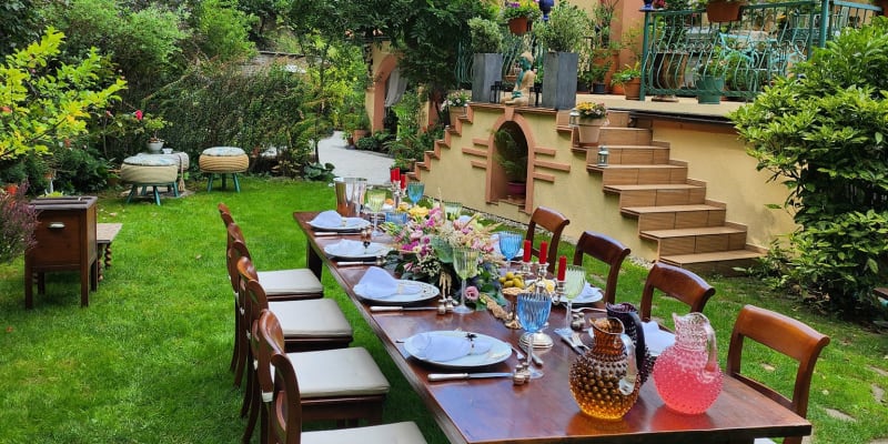 U domu se nachází velká zahrada, na které Osmany s partnerem rád hostí svoje přátele