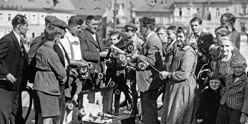 Prodej nacistických vlaječek ve Šluknově 30. září 1938